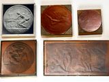 quatre types différents de plaques métalliques sur un fond blanc
