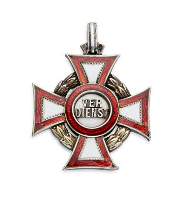 une croix de fer ornée d'une croix rouge et blanche
