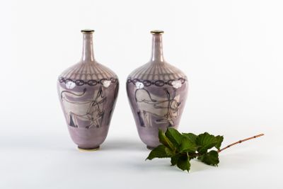 deux vases posés l'un à côté de l'autre sur une surface blanche