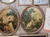 de nombreuses photos encadrées sur le mur de cette pièce