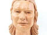 statue représentant la tête d'une femme aux cheveux longs sur fond blanc