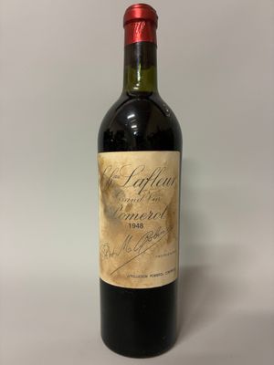 la bouteille de vin rouge est posée sur la table