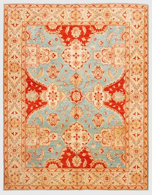 un tapis bleu et rouge au motif ouvragé