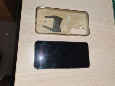 un téléphone portable posé sur une table