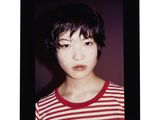 une photo d'une femme portant un t-shirt rayé rouge et blanc