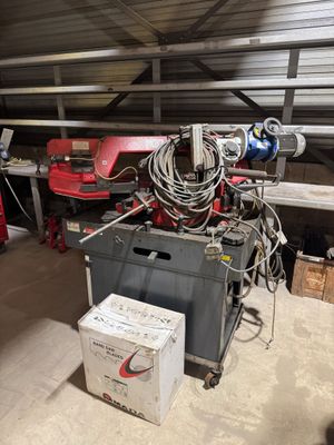 l'image d'un garage contenant de nombreux outils