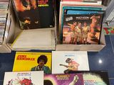 il y a beaucoup de disques par terre dans la pièce