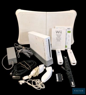 une Nintendo Wii avec tous ses accessoires posée sur la table