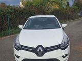 une voiture blanche garée sur le bord de la route