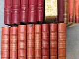 un grand nombre de livres empilés les uns sur les autres