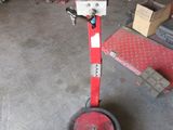 une photo d'un diable rouge dans un garage