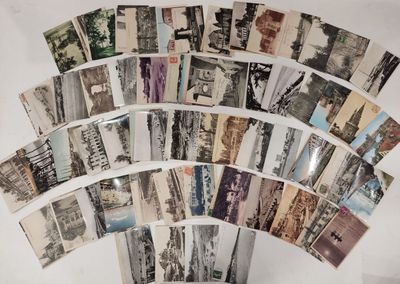 de nombreuses cartes postales anciennes sur un fond blanc