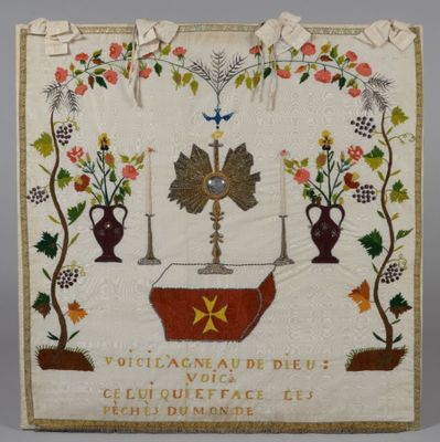 Panneau brodé en soie moirée beige, broderie polychrome et a…