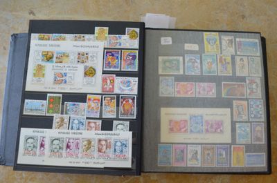 un livre avec des timbres, posé sur une table