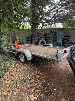 a trailer with a trailer attached to it in the yard