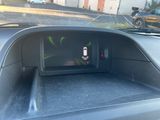 une photo du tableau de bord d'une voiture avec un écran numérique