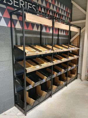 de nombreuses étagères remplies de cartons dans le magasin