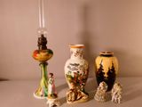 trois vases posés sur une table