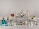 beaucoup de vases et de verres sur la table