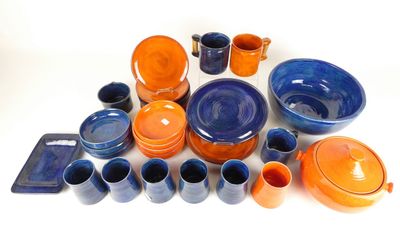de nombreuses assiettes et tasses de différentes couleurs sur la table