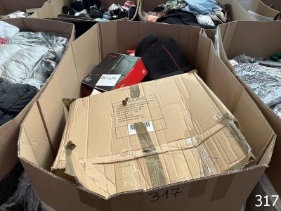 de nombreux cartons de vêtements et d'autres objets dans une pièce
