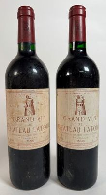 deux bouteilles de vin rouge posées l'une à côté de l'autre sur une surface blanche