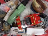 un panier rempli d'objets divers posé sur une table