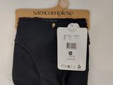 l'arrière d'un pantalon noir muni d'une étiquette