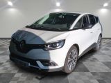 la voiture blanche est garée sur un sol en damier dans le garage