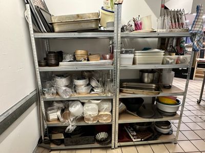 une étagère sur laquelle sont posés de nombreux plats et casseroles