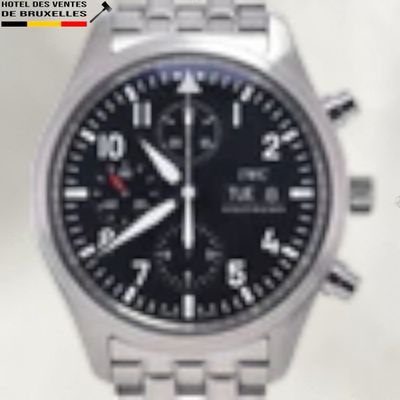 une montre posée sur une surface blanche