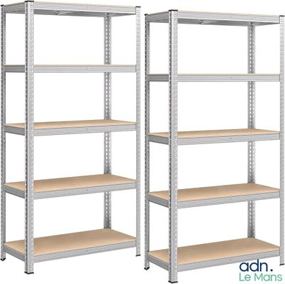 une paire d'étagères métalliques avec des tablettes en bois de chaque côté
