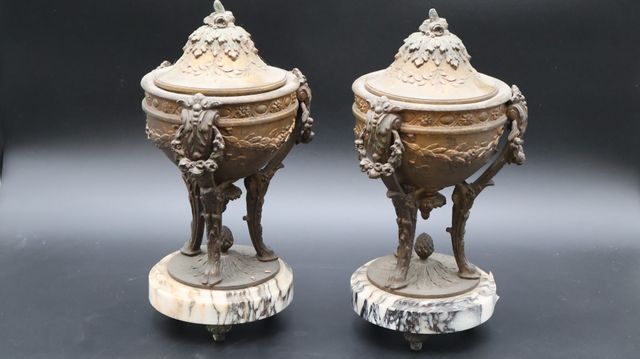 Paire de cassolettes tripodes en régule sur socle marbre H : 34