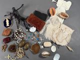 un grand nombre d'objets posés sur une table