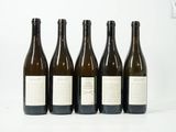 six bouteilles de vin sont alignées sur une surface blanche