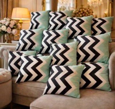 des coussins à motif chevrons noir et blanc posés sur un canapé dans un salon