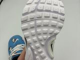 Quelqu'un tient une paire de chaussures dans la main gauche