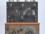 une machine à l'ancienne surmontée de cinq ampoules