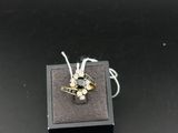 une petite boîte noire ornée d'une bague, posée sur une table
