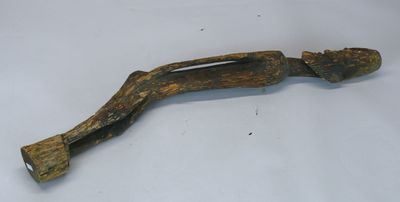 un gros plan d'un manche en bois sur une surface blanche