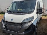 une camionnette blanche garée à côté d'un immeuble