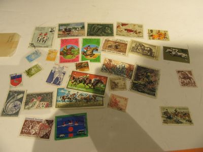 de nombreux timbres différents sur la table et sur la table