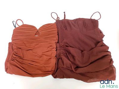 deux vêtements posés l'un sur l'autre
