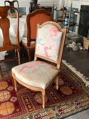 Chaise en bois mouluré de style Louis XVI