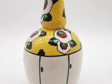 vase jaune et blanc orné de fleurs noires et blanches
