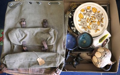 une boîte contenant un sac à dos et d'autres objets