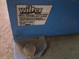 a blue machine that is sitting on the ground