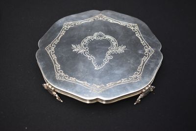 DESOUS de PLAT en métal argenté D: 25 cm et CORBEILLE en mét… - Photo 1