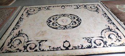 un tapis noir et blanc posé sur le sol d'une pièce