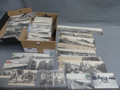 plusieurs vieilles photos en noir et blanc représentant des personnes et des bâtiments, rangées dans une boîte